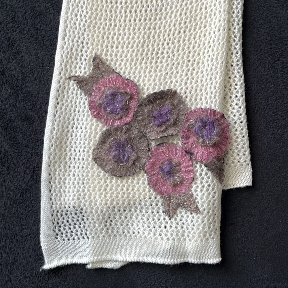 NWOT WOOL BLEND SCARF/WRAP IVORY WITH FLOWER APPLIQUÉS